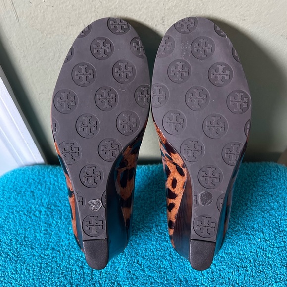 Tory Burch Leopard Print Wedge Heels with Gold Logo - Picture 11 of 11